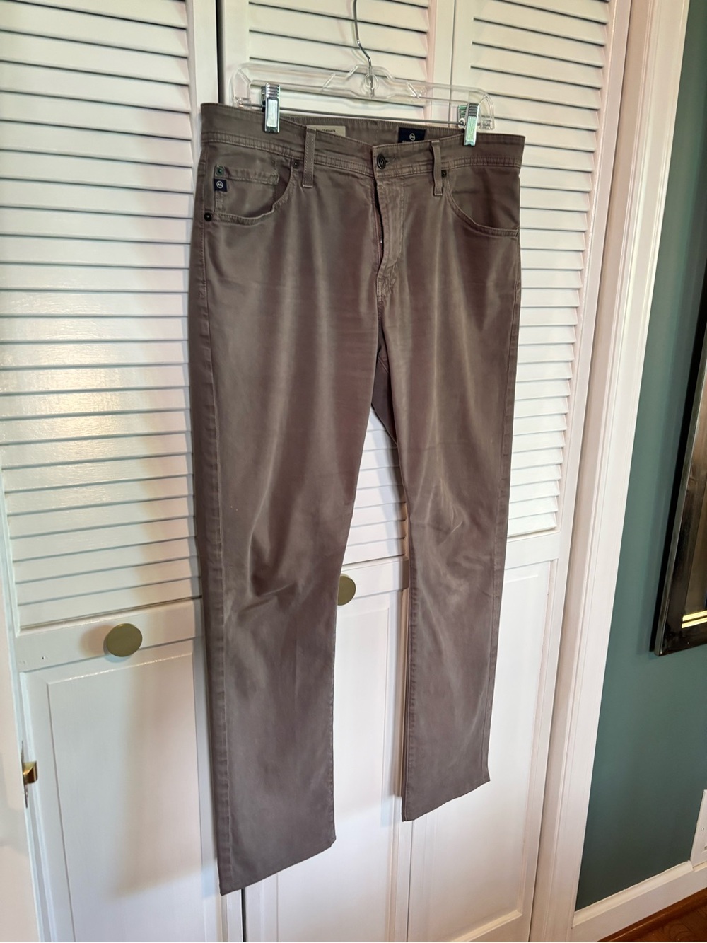 Ag Adriano Goldschmied Men's Chinos in Taupe Brown. Size 33x30